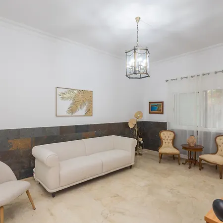 The Red House - 3br With Private Terrace Semesterbostad